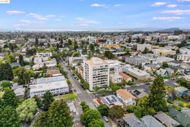 2550 Dana St, Berkeley CA: https://media.crmls.org/mediaz/21fd82bb-b965-4fae-8a54-4a43c94aae69.jpg
