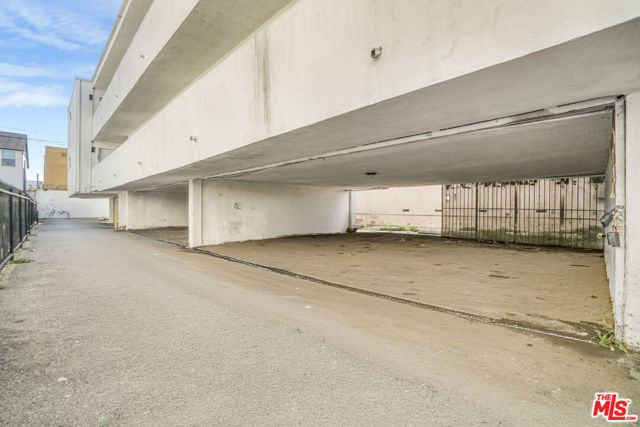 1820 S La Brea Avenue, Los Angeles CA: https://media.crmls.org/mediaz/21fe544a-8f77-44c3-ac65-398028bbf77a.jpg