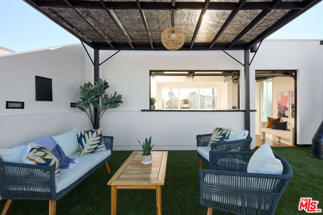 5106 Pacific Avenue, Marina del Rey CA: https://media.crmls.org/mediaz/21feb119-4919-45e2-a23c-dee24b08612b.jpg