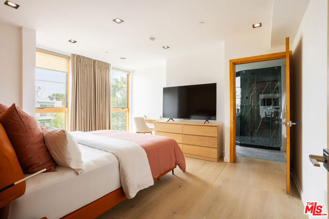 547 N Sweetzer Avenue, West Hollywood CA: https://media.crmls.org/mediaz/21fed11c-a1a2-487c-98cf-bc9f20925760.jpg