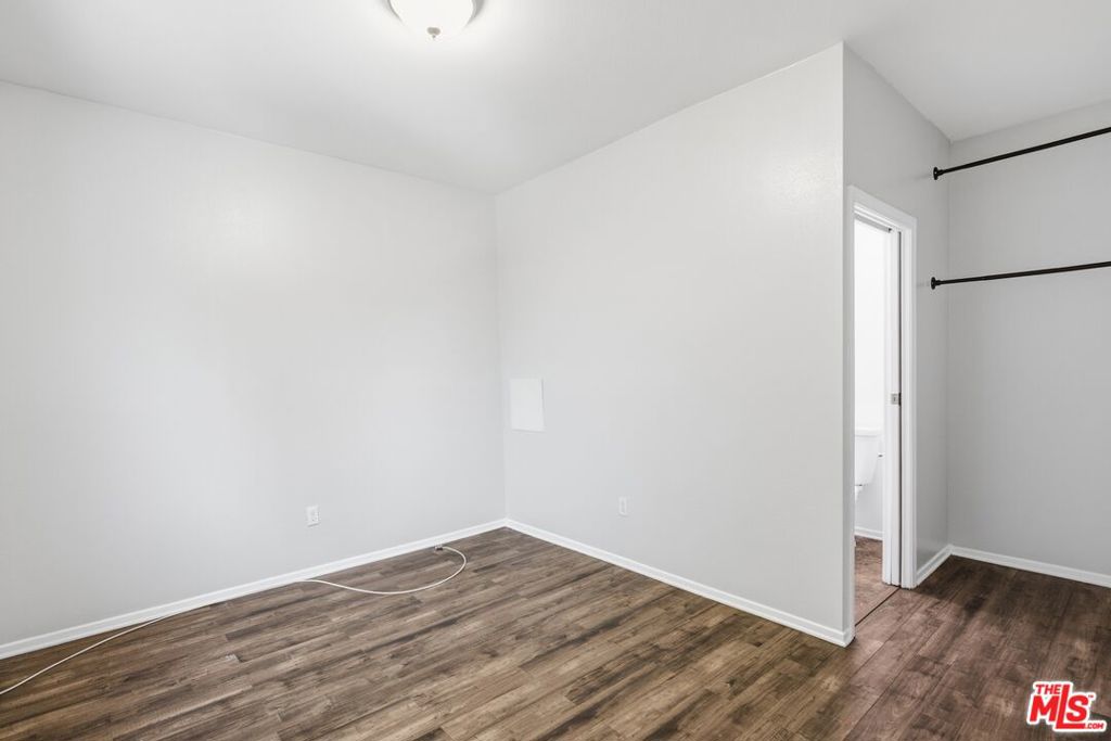 https://media.crmls.org/mediaz/21ff1388-56d5-4fe3-a940-044edc0fb576.jpg?preset=X-Large