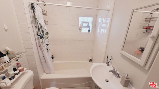 5409 Russell Avenue, Los Angeles CA: https://media.crmls.org/mediaz/21ffb49f-e33c-4e4a-bc96-6b62f3d5dcb4.jpg