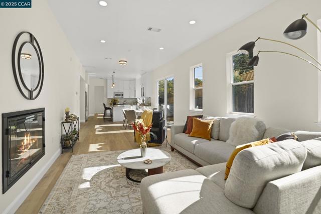 207 Valley View Pl, El Sobrante CA: https://media.crmls.org/mediaz/22000436-671d-4267-bb72-c0282c54dcae.jpg