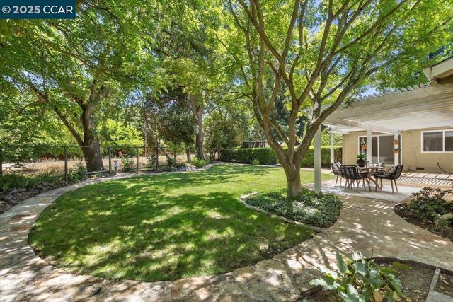 115 Saint Jean Ct, Danville CA: https://media.crmls.org/mediaz/220029a6-5619-44bb-8b15-989c0bf24fd8.jpg