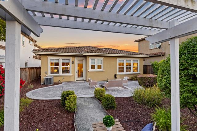 2715 Palatino Ct, Dublin CA: https://media.crmls.org/mediaz/22006c5a-75e3-4532-922d-2a992479b372.jpg