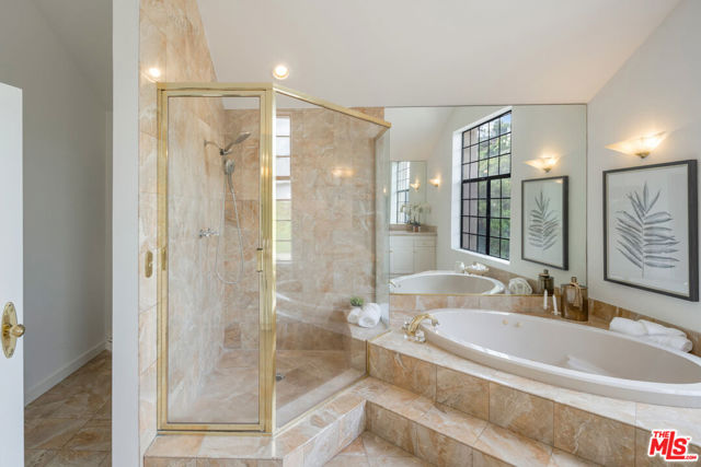 8004 Oceanus Drive, Los Angeles CA: https://media.crmls.org/mediaz/2200f967-6305-4e12-9ae9-6df824da7fc0.jpg