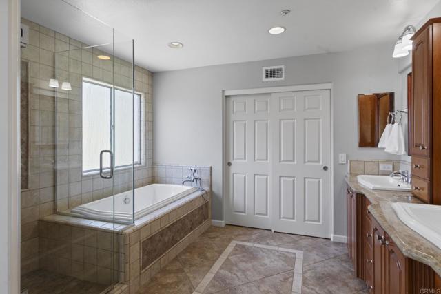 Detail Gallery Image 12 of 26 For 1979 Oxford Ct, Vista,  CA 92081 - 4 Beds | 2/1 Baths