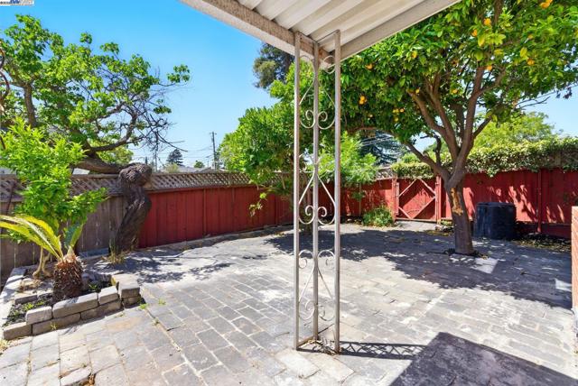 19157 Parsons Ave, Castro Valley CA: https://media.crmls.org/mediaz/22010e90-030f-42b9-ad4f-f6fcfb203c8c.jpg