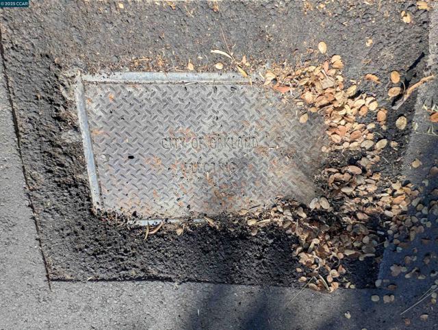 5 Besito Ave. @ Drury Rd., Oakland CA: https://media.crmls.org/mediaz/22014b36-338a-41a7-a004-287c2d5c209b.jpg