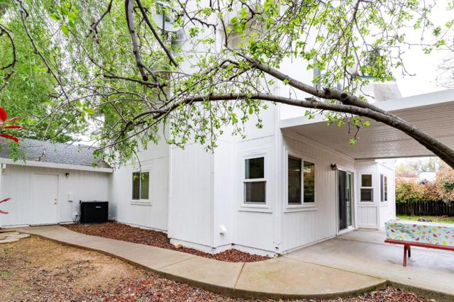 4200 Ciello Court, Cameron Park CA: https://media.crmls.org/mediaz/2201e321-2280-446a-beed-fc7a185d1d2e.jpg