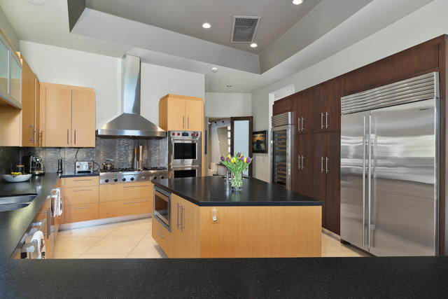 81 Royal Saint Georges Way, Rancho Mirage CA: https://media.crmls.org/mediaz/2201ff4b-8a91-4328-beb9-0eef05fed360.jpg