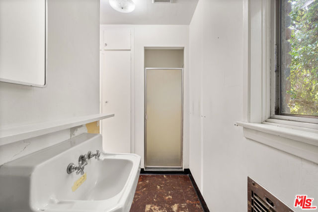 443 S June Street, Los Angeles CA: https://media.crmls.org/mediaz/22023222-e7c2-429e-a3fb-397865aa1b46.jpg