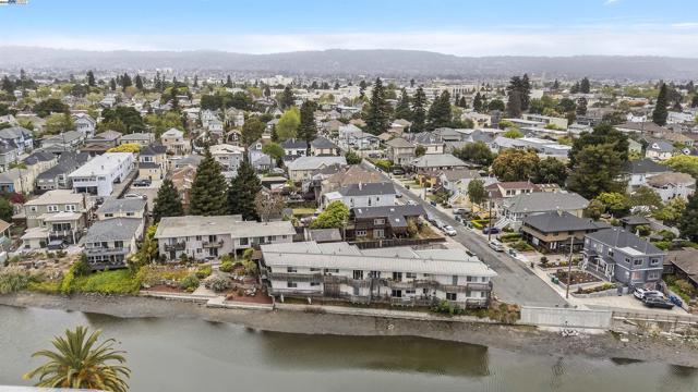 863 Walnut Street, Alameda CA: https://media.crmls.org/mediaz/22025413-d953-4c6d-918e-50aa61f000ea.jpg
