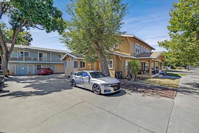 1241 Parker Ave, Tracy CA: https://media.crmls.org/mediaz/22026508-503c-4693-a142-c97dc6d4ed9e.jpg