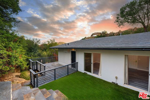 8657 Valley Flores Drive, West Hills CA: https://media.crmls.org/mediaz/2202a99d-7403-4263-8d15-a9cc11d6a278.jpg