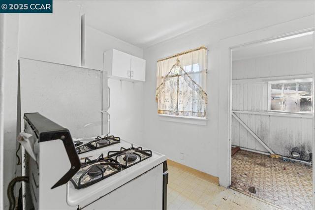 1229 55Th St, Emeryville CA: https://media.crmls.org/mediaz/2202e436-21f5-4831-b389-d639e9871e42.jpg