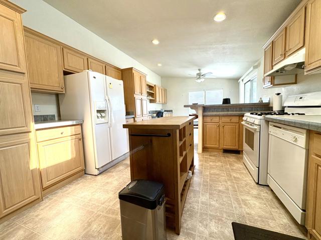 96 Sand Creek, Cathedral City CA: https://media.crmls.org/mediaz/220305f7-6b0e-4361-bc1c-9303f972bc77.jpg