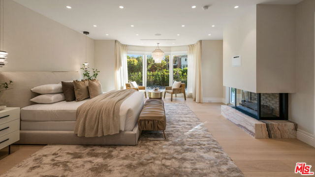901 N Whittier Drive, Beverly Hills CA: https://media.crmls.org/mediaz/22039d8a-2d64-4e27-b1b9-e9d0c2659a7b.jpg