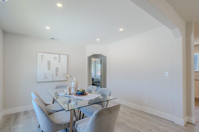 10007 Burr St, Oakland CA: https://media.crmls.org/mediaz/22040b1e-2308-422c-8737-c9c94660c053.jpg