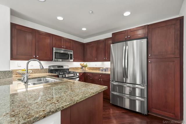 3528 Shoreline Bluff Ln, San Diego CA: https://media.crmls.org/mediaz/22042784-6e2b-4fd5-b795-34545a69a9ad.jpg