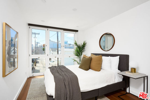 5106 Pacific Avenue, Marina del Rey CA: https://media.crmls.org/mediaz/22056661-a1fa-4b6d-ba76-d96677361027.jpg