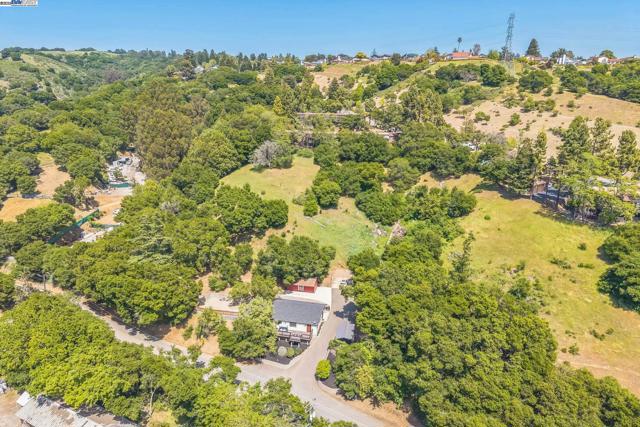 18698 Cull Canyon Rd, Castro Valley CA: https://media.crmls.org/mediaz/22062e89-3b62-41dd-bae3-54a7b1a4d661.jpg