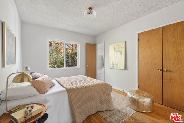 4242 Grand View Boulevard, Los Angeles CA: https://media.crmls.org/mediaz/2206c8e1-76af-47df-aeee-f29908394303.jpg
