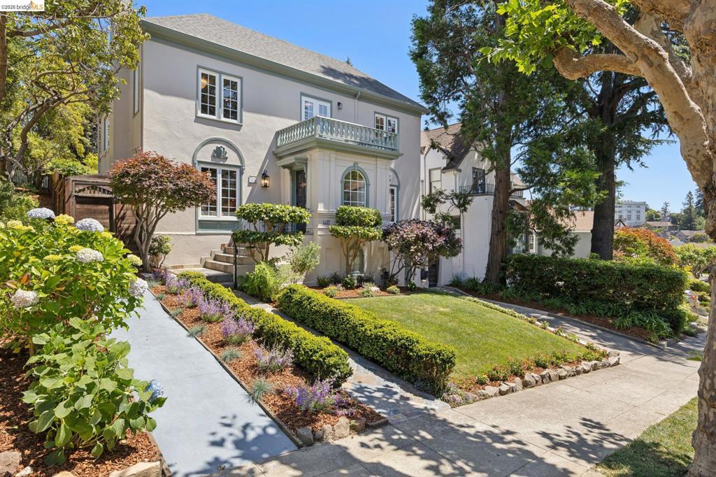 976 Grosvenor Pl