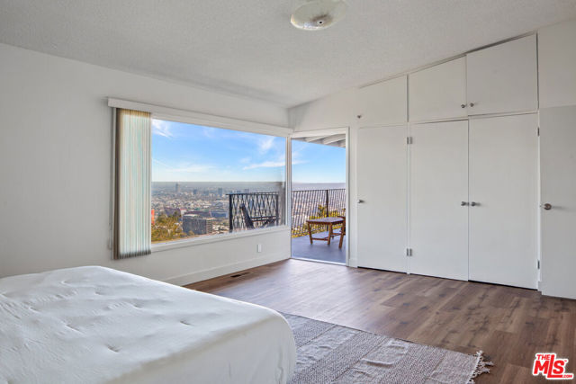 9432 Sierra Mar Place, Los Angeles CA: https://media.crmls.org/mediaz/2207f27c-633a-4f45-ae9d-ee3350b138f0.jpg