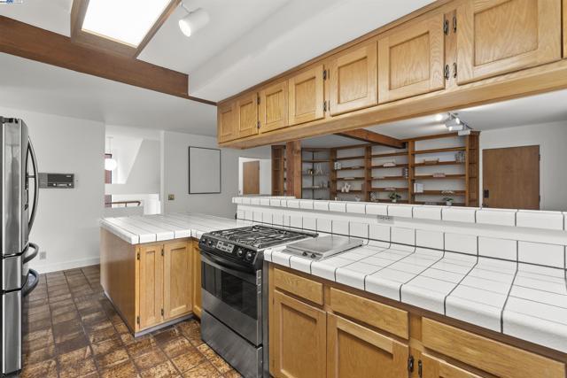 6425 Zinn Dr, Oakland CA: https://media.crmls.org/mediaz/22085fcf-ee8e-4ddf-b1d3-31b86a6a092b.jpg