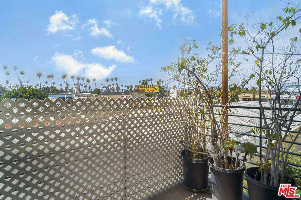 https://media.crmls.org/mediaz/2208a7b0-63a1-4f5f-941a-6641c1cfbf16.jpg?preset=X-Large