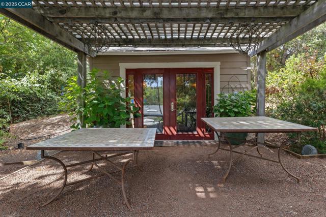 3081 Walnut Blvd, Walnut Creek CA: https://media.crmls.org/mediaz/2208ed30-4fdb-407b-9a93-f7b328ec5f22.jpg