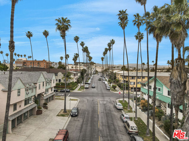 400 S Mariposa Avenue, Los Angeles CA: https://media.crmls.org/mediaz/22092cbf-a151-49fe-a4d2-5f982debb808.jpg