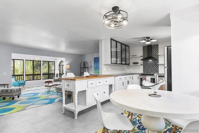 2510 Clairemont Dr, San Diego CA: https://media.crmls.org/mediaz/220aa5ef-7633-44ba-a38e-5a76b270f2d3.jpg
