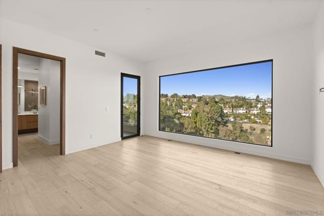 2448 Sagebrush Ct, La Jolla CA: https://media.crmls.org/mediaz/220add34-eb12-4527-8580-6d0a6bec507a.jpg