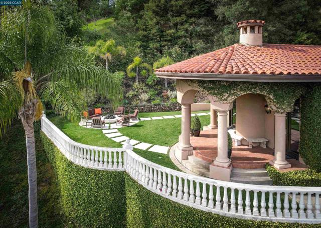 42 Tappan Ln, Orinda CA: https://media.crmls.org/mediaz/220aeffe-d9b7-4cb3-acfb-423d8e7da017.jpg