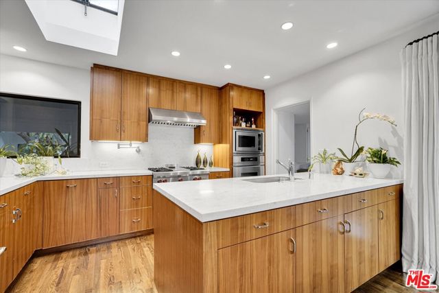 3719 Butler Avenue, Los Angeles CA: https://media.crmls.org/mediaz/220bb259-95fb-4cb0-911f-4566ffc600e5.jpg