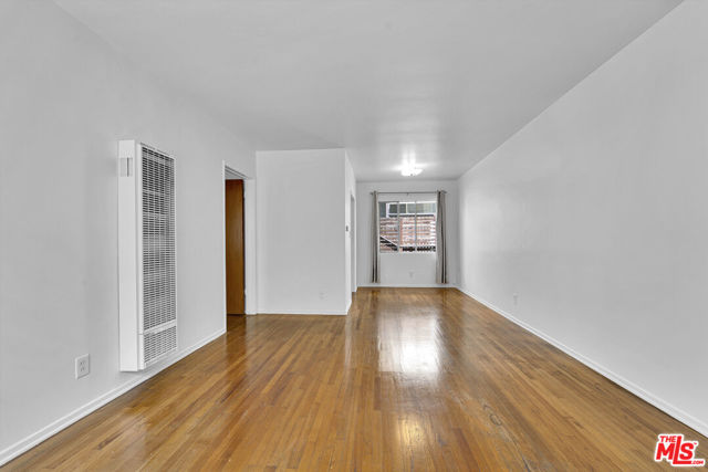 938 15th Street, Santa Monica CA: https://media.crmls.org/mediaz/220c29f4-8f09-4c10-ada1-ce65e4a9b8d6.jpg