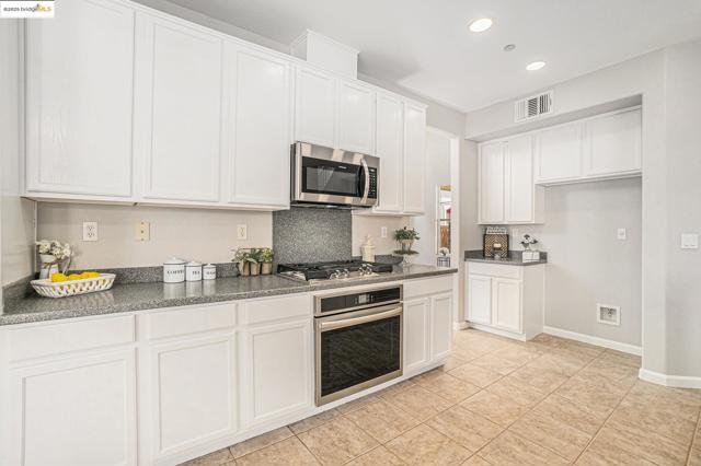 1008 Finn Way, Brentwood CA: https://media.crmls.org/mediaz/220cf9d3-2dd7-425c-8169-f657e29c663d.jpg