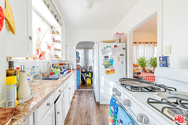 1618 S Burnside Avenue, Los Angeles CA: https://media.crmls.org/mediaz/220da236-ddf5-4462-aa84-9e05571fcc93.jpg