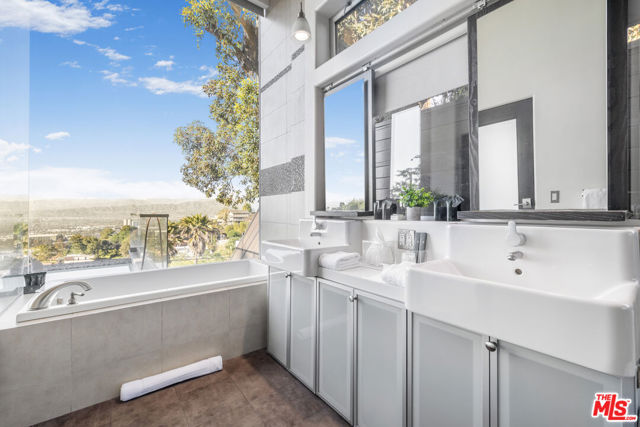 7275 Mulholland Drive, Los Angeles CA: https://media.crmls.org/mediaz/220dc694-1343-4845-b1c9-53f149140d70.jpg
