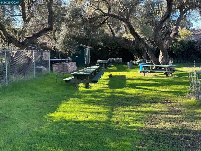 4554 Concord Blvd, Concord CA: https://media.crmls.org/mediaz/220e0867-1326-4a57-919f-46a64e4ce9e4.jpg