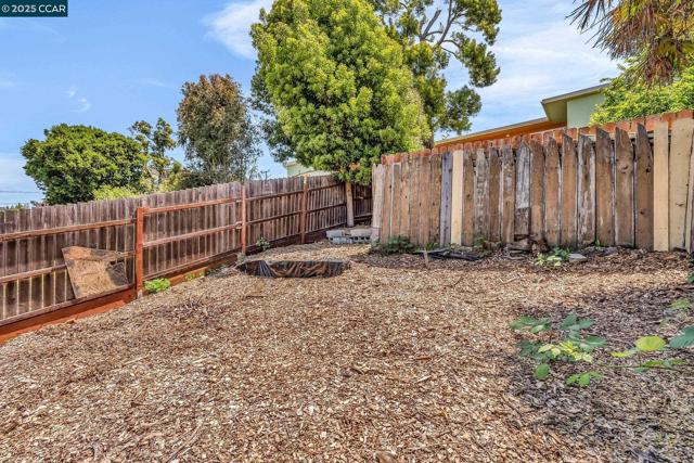 2150 35Th Ave, Oakland CA: https://media.crmls.org/mediaz/220e101e-729f-4004-95ed-e05e4b110786.jpg
