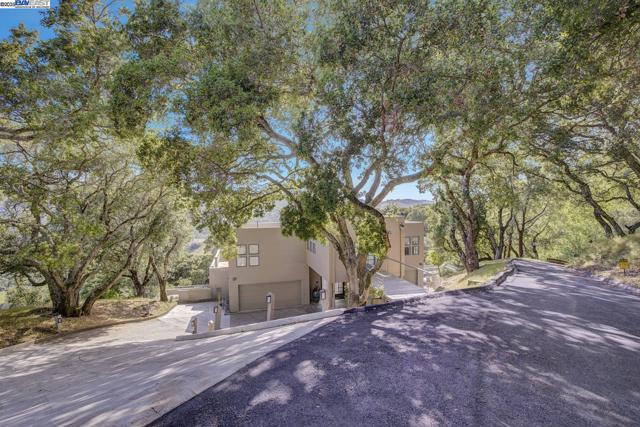 319 Tappan Ter, Orinda CA: https://media.crmls.org/mediaz/220e7052-7423-479d-9f3f-3144efb96936.jpg