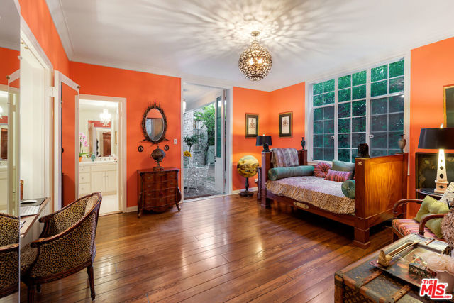 601 Woodruff Avenue, Los Angeles CA: https://media.crmls.org/mediaz/220eeb74-9862-496b-9b41-7463bf1bc22b.jpg