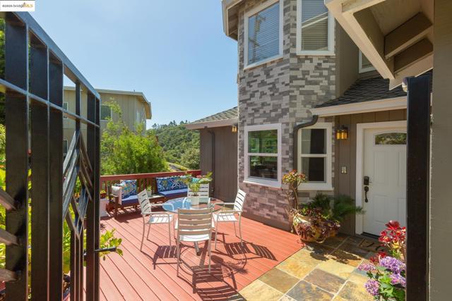 10353 Royal Oak Rd, Oakland CA: https://media.crmls.org/mediaz/220f3fdf-89ad-49c0-a122-aebf6925fda6.jpg