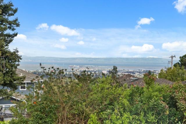 629 Lombardy Way, Redwood City CA: https://media.crmls.org/mediaz/220f9aba-505e-4437-96d8-c5975623d8ce.jpg