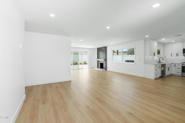 Detail Gallery Image 3 of 37 For 1927 N Croydon Ave, Camarillo,  CA 93010 - 4 Beds | 2 Baths
