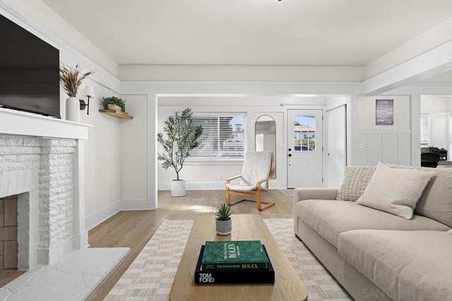 311 B Ave, Coronado CA: https://media.crmls.org/mediaz/22104fb1-83f1-40e9-abcc-212b6f95a5d4.jpg