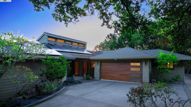 351 El Toyonal, Orinda CA: https://media.crmls.org/mediaz/221051c5-3fb6-4a8b-9250-f6139f4e8083.jpg